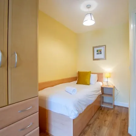 120 - Two Bed - Sleeps 4 - Parking アパート