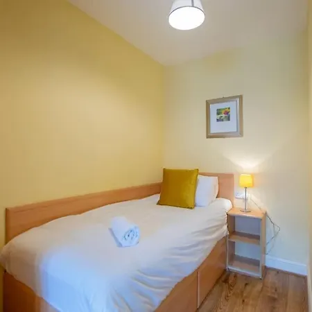 120 - Two Bed - Sleeps 4 - Parking