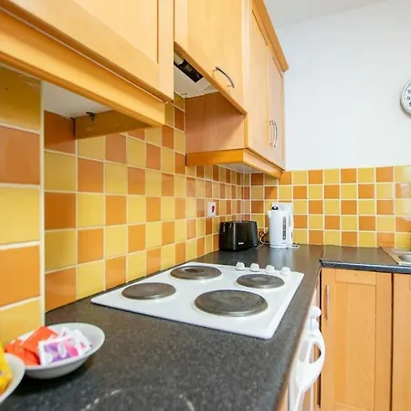 120 - Two Bed - Sleeps 4 - Parking アパート