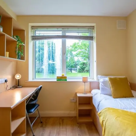 120 - Two Bed With Parking アパート *