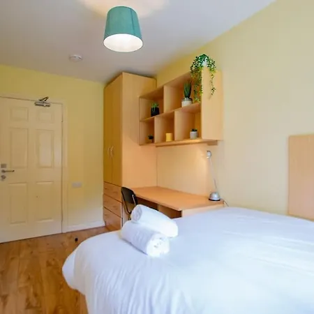 120 - Two Bed With Parking アパート *