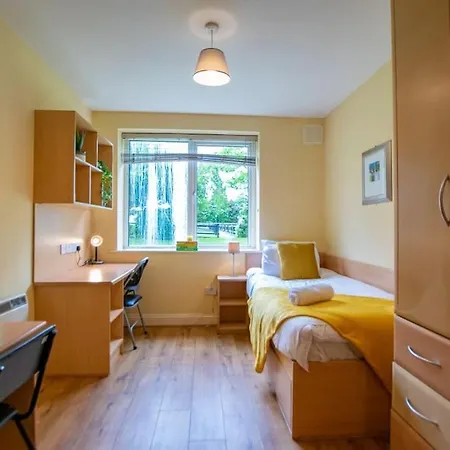 120 - Two Bed - Sleeps 4 - Parking דירה *