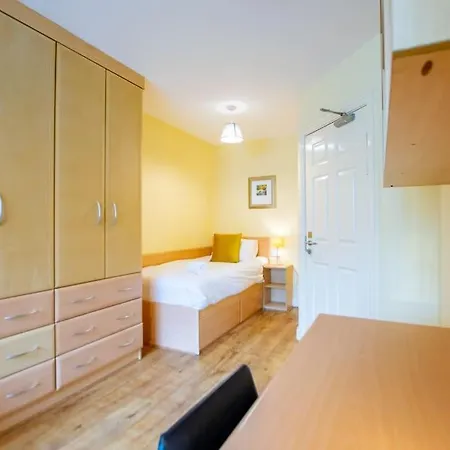 דירה 120 - Two Bed - Sleeps 4 - Parking *