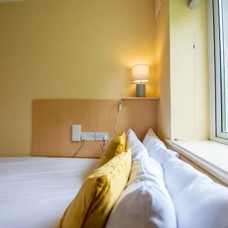 120 - Two Bed - Sleeps 4 - Parking דירה *